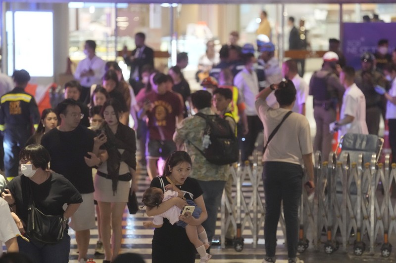 Pengunjung mengungsi dari pusat perbelanjaan di Bangkok, Thailand, Selasa, 3 Oktober 2023. Pengunjung mengungsi dari pusat perbelanjaan di Bangkok, Thailand, Selasa, 3 Oktober 2023. Ratusan pembeli meninggalkan pusat perbelanjaan besar di pusat ibu kota Thailand, Bangkok pada Selasa sore setelah terdengar suara tembakan di dalam. (AP Photo/Sakchai Lalit)
