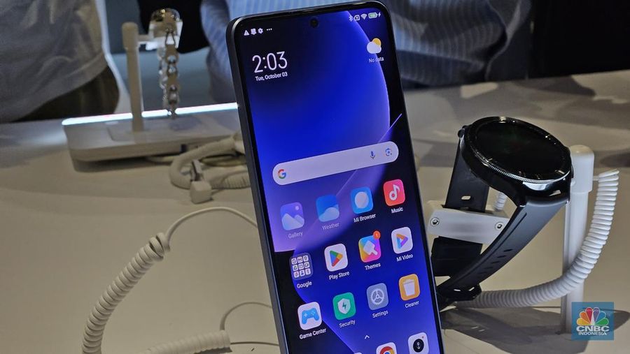 Xiaomi 13T hari ini, Selasa (3/10/2023), akhirnya resmi dirilis di Indonesia setelah diperkenalkan di Berlin, Jerman, pekan lalu. Beda dengan yang ada di global, hanya varian reguler saja yang dijual, sedangkan varian Pro tidak masuk ke Indonesia. (CNBC Indonesia/Intan Rakhmayanti Dewi)