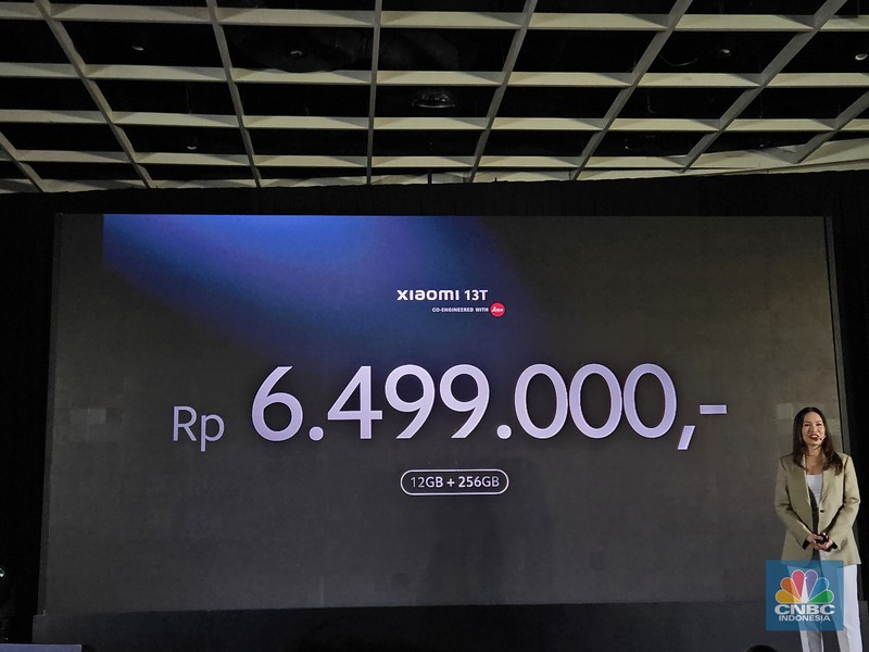Xiaomi 13T hari ini, Selasa (3/10/2023), akhirnya resmi dirilis di Indonesia setelah diperkenalkan di Berlin, Jerman, pekan lalu. Beda dengan yang ada di global, hanya varian reguler saja yang dijual, sedangkan varian Pro tidak masuk ke Indonesia. Xiaomi 13T hari ini, Selasa (3/10/2023), akhirnya resmi dirilis di Indonesia setelah diperkenalkan di Berlin, Jerman, pekan lalu. Beda dengan yang ada di global, hanya varian reguler saja yang dijual, sedangkan varian Pro tidak masuk ke Indonesia. (CNBC Indonesia/Intan Rakhmayanti Dewi)