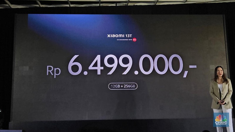 Xiaomi 13T hari ini, Selasa (3/10/2023), akhirnya resmi dirilis di Indonesia setelah diperkenalkan di Berlin, Jerman, pekan lalu. Beda dengan yang ada di global, hanya varian reguler saja yang dijual, sedangkan varian Pro tidak masuk ke Indonesia. (CNBC Indonesia/Intan Rakhmayanti Dewi)