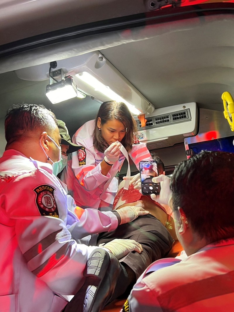 Pengunjung mengungsi dari pusat perbelanjaan di Bangkok, Thailand, Selasa, 3 Oktober 2023. Pengunjung mengungsi dari pusat perbelanjaan di Bangkok, Thailand, Selasa, 3 Oktober 2023. Ratusan pembeli meninggalkan pusat perbelanjaan besar di pusat ibu kota Thailand, Bangkok pada Selasa sore setelah terdengar suara tembakan di dalam. (AP Photo/Sakchai Lalit)