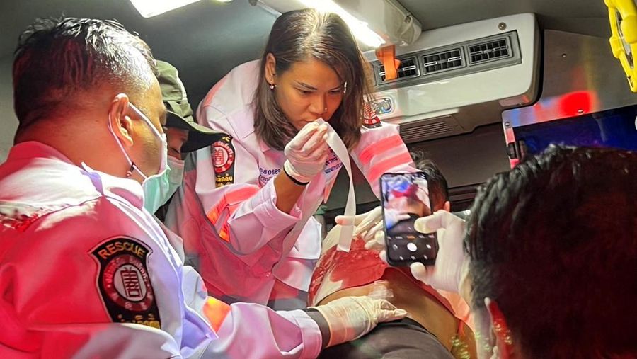 Pengunjung mengungsi dari pusat perbelanjaan di Bangkok, Thailand, Selasa, 3 Oktober 2023. Ratusan pembeli meninggalkan pusat perbelanjaan besar di pusat ibu kota Thailand, Bangkok pada Selasa sore setelah terdengar suara tembakan di dalam. (AP Photo/Sakchai Lalit)