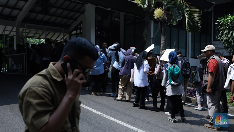 Antrean para pencari kerja mulai memadati Mega Career Expo yang  dilaksanakan di Gedung Serba Guna, Senayan, Rabu (4/10/2023). (CNBC Indonesia/Tri Susilo)