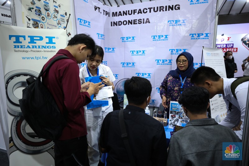 Antrean para pencari kerja mulai memadati Mega Career Expo yang  dilaksanakan di Gedung Serba Guna, Senayan, Rabu (4/10/2023). (CNBC Indonesia/Tri Susilo)