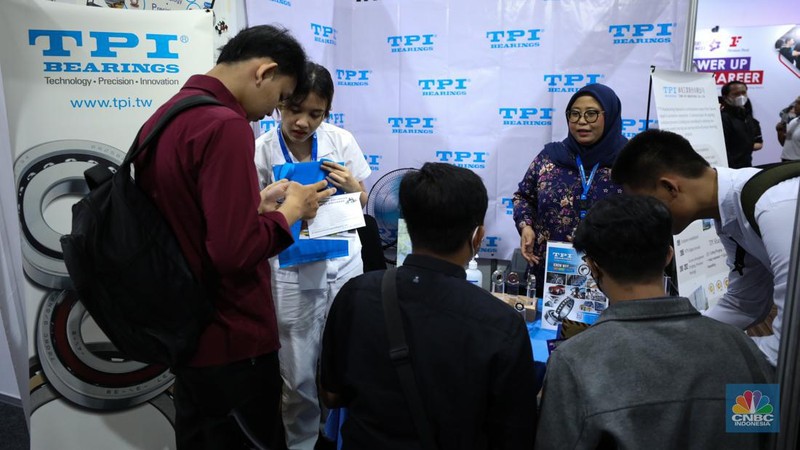 Antrean para pencari kerja mulai memadati Mega Career Expo yang  dilaksanakan di Gedung Serba Guna, Senayan, Rabu (4/10/2023). (CNBC Indonesia/Tri Susilo)