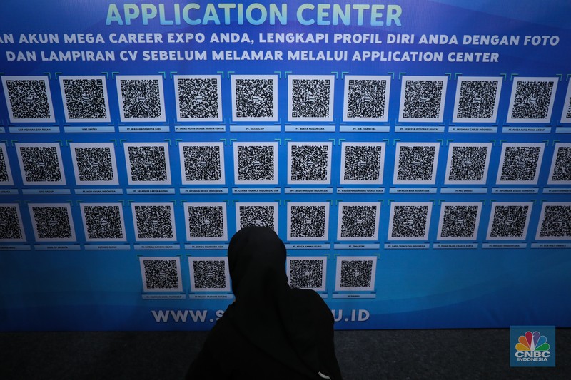 Antrean para pencari kerja mulai memadati Mega Career Expo yang dilaksanakan di Gedung Serba Guna, Senayan, Rabu (4/10/2023). (CNBC Indonesia/Tri Susilo) Antrean para pencari kerja mulai memadati Mega Career Expo yang dilaksanakan di Gedung Serba Guna, Senayan, Rabu (4/10/2023). (CNBC Indonesia/Tri Susilo)