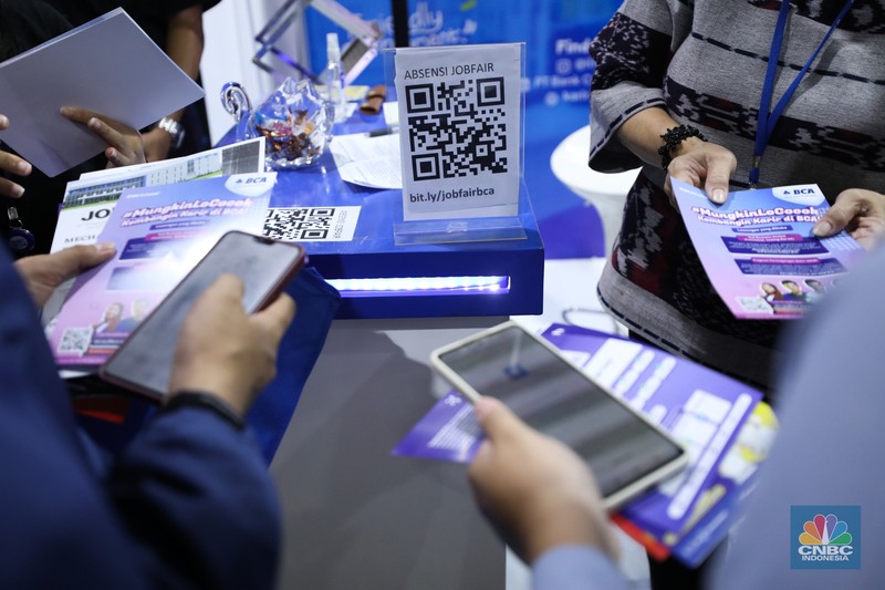 Antrean para pencari kerja mulai memadati Mega Career Expo yang  dilaksanakan di Gedung Serba Guna, Senayan, Rabu (4/10/2023). (CNBC Indonesia/Tri Susilo)