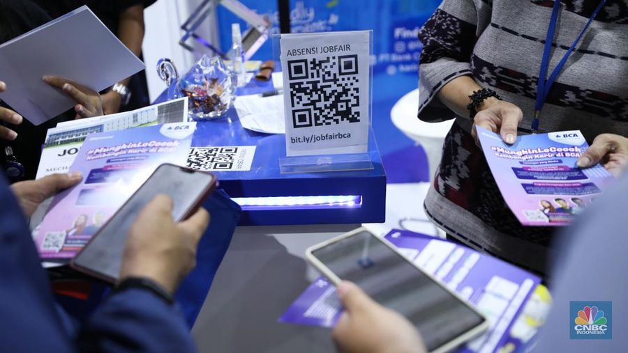 Antrean para pencari kerja mulai memadati Mega Career Expo yang  dilaksanakan di Gedung Serba Guna, Senayan, Rabu (4/10/2023). (CNBC Indonesia/Tri Susilo)