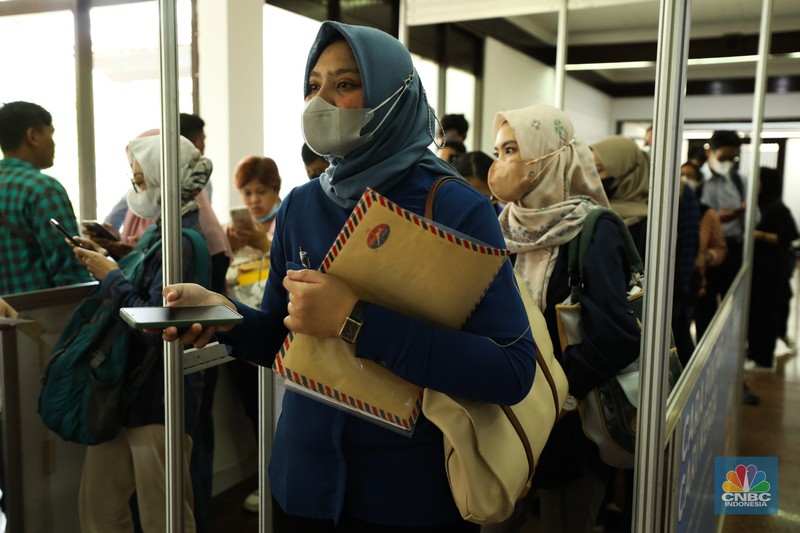 Antrean para pencari kerja mulai memadati Mega Career Expo yang  dilaksanakan di Gedung Serba Guna, Senayan, Rabu (4/10/2023). (CNBC Indonesia/Tri Susilo)