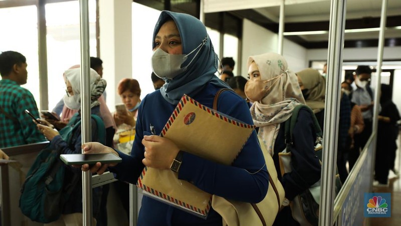 Antrean para pencari kerja mulai memadati Mega Career Expo yang  dilaksanakan di Gedung Serba Guna, Senayan, Rabu (4/10/2023). (CNBC Indonesia/Tri Susilo)