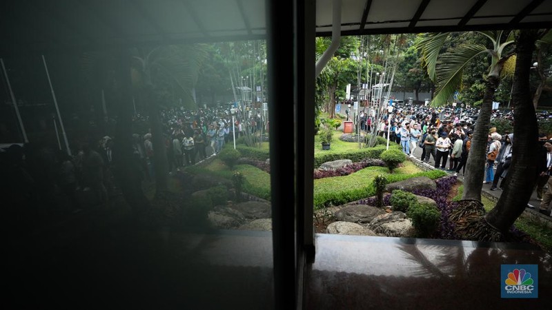 Antrean para pencari kerja mulai memadati Mega Career Expo yang  dilaksanakan di Gedung Serba Guna, Senayan, Rabu (4/10/2023). (CNBC Indonesia/Tri Susilo)