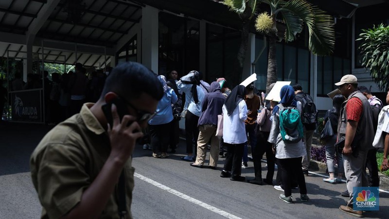 Antrean para pencari kerja mulai memadati Mega Career Expo yang  dilaksanakan di Gedung Serba Guna, Senayan, Rabu (4/10/2023). (CNBC Indonesia/Tri Susilo)