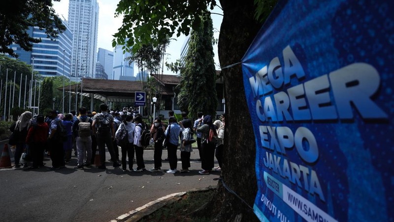 Antrean para pencari kerja mulai memadati Mega Career Expo yang  dilaksanakan di Gedung Serba Guna, Senayan, Rabu (4/10/2023). (CNBC Indonesia/Tri Susilo)