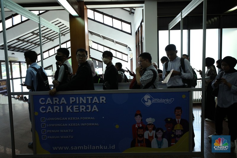 Antrean para pencari kerja mulai memadati Mega Career Expo yang  dilaksanakan di Gedung Serba Guna, Senayan, Rabu (4/10/2023). (CNBC Indonesia/Tri Susilo)