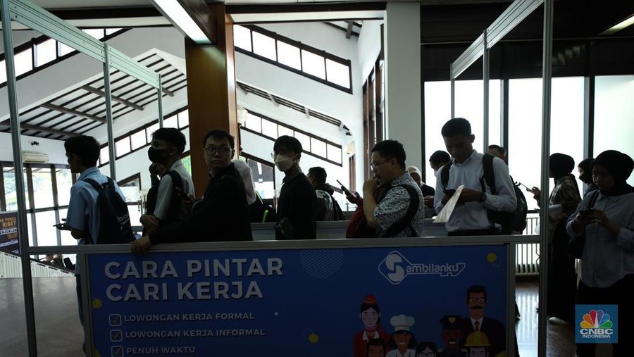 Antrean para pencari kerja mulai memadati Mega Career Expo yang  dilaksanakan di Gedung Serba Guna, Senayan, Rabu (4/10/2023). (CNBC Indonesia/Tri Susilo)