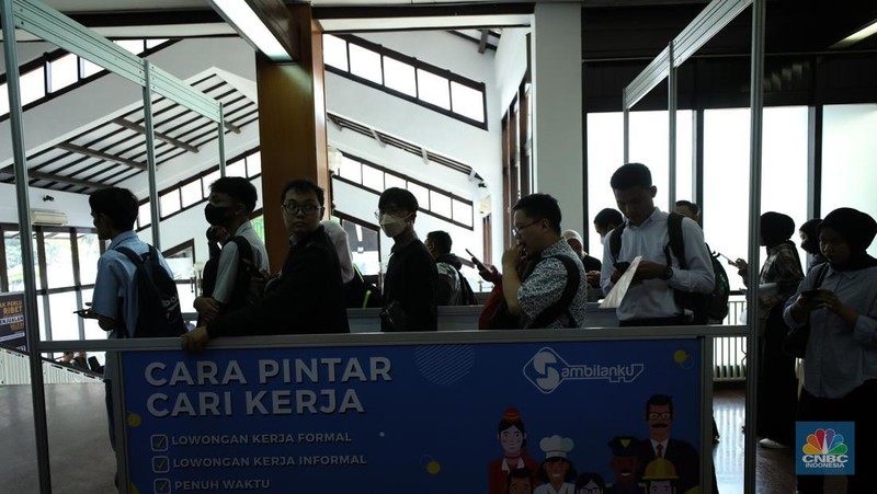 Antrean para pencari kerja mulai memadati Mega Career Expo yang  dilaksanakan di Gedung Serba Guna, Senayan, Rabu (4/10/2023). (CNBC Indonesia/Tri Susilo)