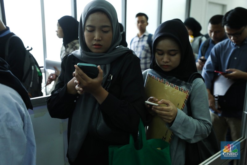 Antrean para pencari kerja mulai memadati Mega Career Expo yang  dilaksanakan di Gedung Serba Guna, Senayan, Rabu (4/10/2023). (CNBC Indonesia/Tri Susilo)