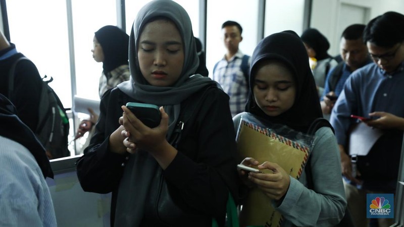 Antrean para pencari kerja mulai memadati Mega Career Expo yang  dilaksanakan di Gedung Serba Guna, Senayan, Rabu (4/10/2023). (CNBC Indonesia/Tri Susilo)