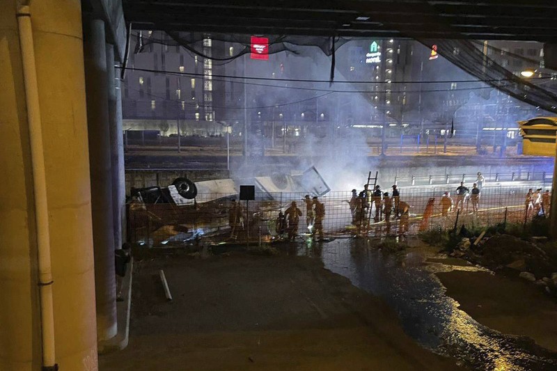 Petugas penyelamat hadir di lokasi kejadian, setelah sebuah bus jatuh dari jembatan layang di Mestre, Italia, 3 Oktober 2023. (REUTERS/Manuel Silvestri)