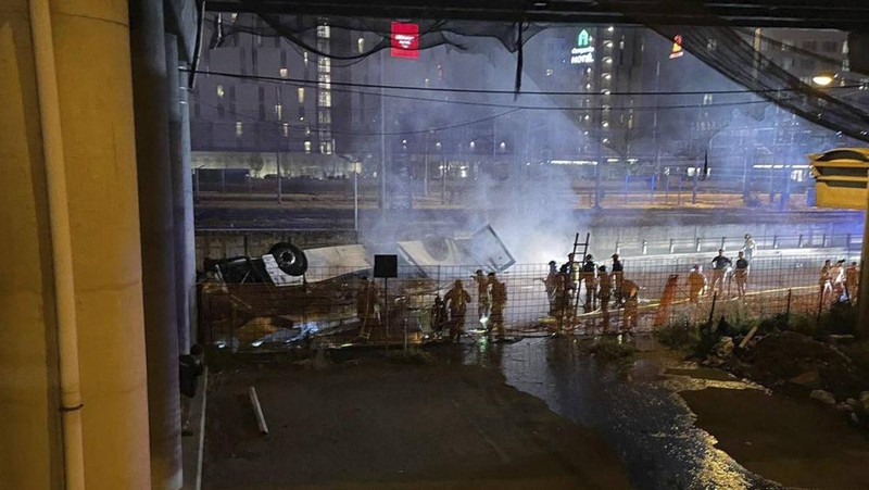 Petugas penyelamat hadir di lokasi kejadian, setelah sebuah bus jatuh dari jembatan layang di Mestre, Italia, 3 Oktober 2023. (REUTERS/Manuel Silvestri)