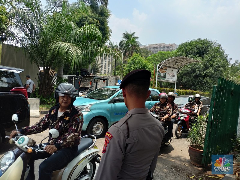 Suasana Hotel Sultan 4 Oktober 12.30 usai petugas keamanan GBK memasang spanduk penyegelan Hotel Sultan di Kawasan Hitel Sultan, GBK, Jakarta, Rabu (4/10). Suasana Hotel Sultan 4 Oktober 12.30 usai petugas keamanan GBK memasang spanduk penyegelan Hotel Sultan di Kawasan Hitel Sultan, GBK, Jakarta, Rabu (4/10). (CNBC Indonesia/Ferry Sandi)