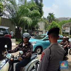 Ratusan Anggota Ormas Keluar Area Hotel Sultan Usai Disegel
