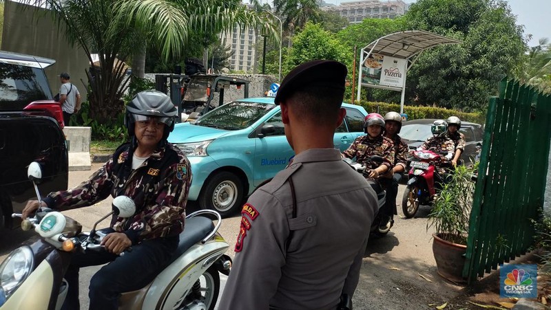 Suasana Hotel Sultan 4 Oktober 12.30 usai petugas keamanan GBK memasang spanduk penyegelan Hotel Sultan di Kawasan Hitel Sultan, GBK, Jakarta, Rabu (4/10). (CNBC Indonesia/Ferry Sandi)