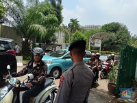 Ratusan Anggota Ormas Keluar Area Hotel Sultan Usai Disegel