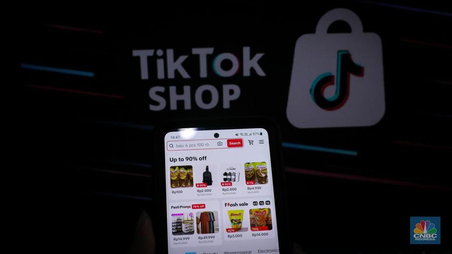 Karyawan melihat produk yang dijual melalui TikTok Shop di Jakarta, Rabu (4/10/2023). (CNBC Indonesia/Faisal Rahman)