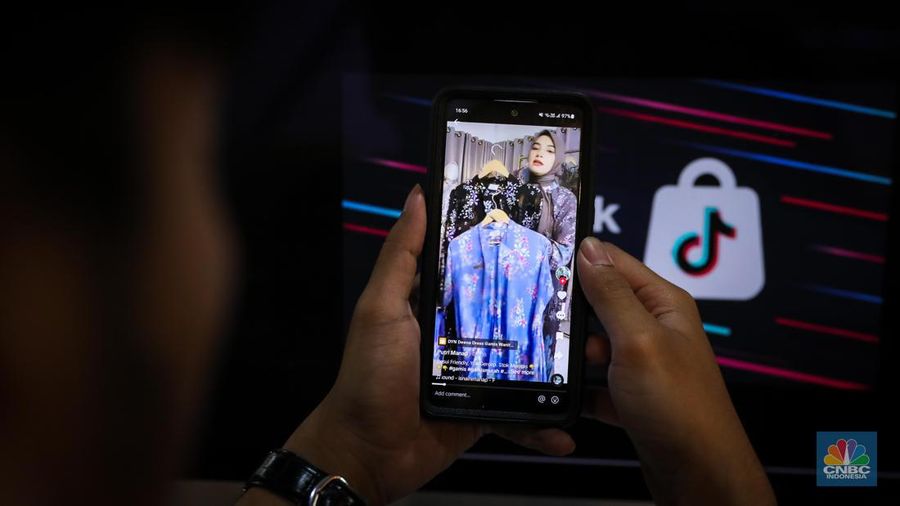 Karyawan melihat produk yang dijual melalui TikTok Shop di Jakarta, Rabu (4/10/2023). (CNBC Indonesia/Faisal Rahman)