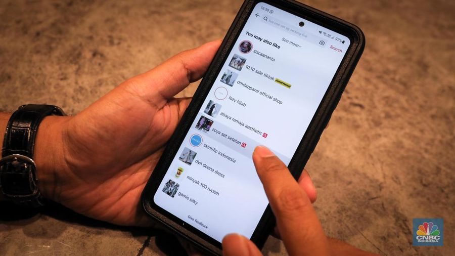 Karyawan melihat produk yang dijual melalui TikTok Shop di Jakarta, Rabu (4/10/2023). (CNBC Indonesia/Faisal Rahman)