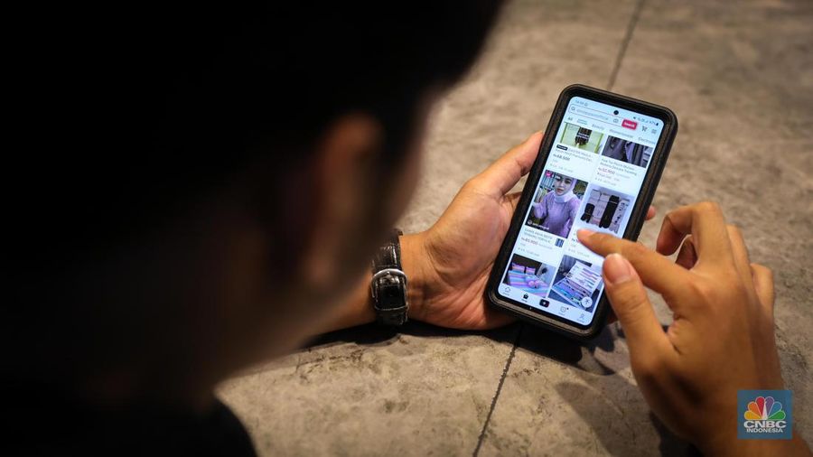 Karyawan melihat produk yang dijual melalui TikTok Shop di Jakarta, Rabu (4/10/2023). (CNBC Indonesia/Faisal Rahman)