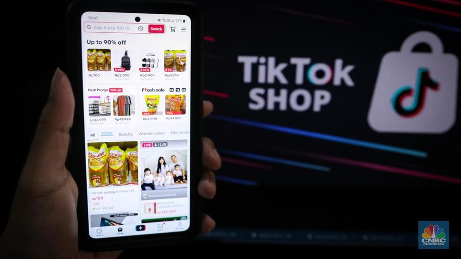 Karyawan melihat produk yang dijual melalui TikTok Shop di Jakarta, Rabu (4/10/2023). (CNBC Indonesia/Faisal Rahman)