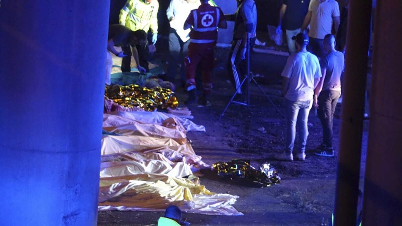 Petugas penyelamat hadir di lokasi kejadian, setelah sebuah bus jatuh dari jembatan layang di Mestre, Italia, 3 Oktober 2023. (REUTERS/Manuel Silvestri)