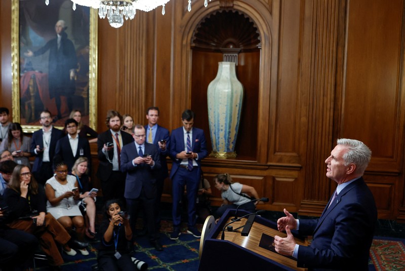 Mantan Ketua DPR Kevin McCarthy (R-CA) membawa sebuah kotak saat dia meninggalkan kantor Ketua DPR dan keluar dari US Capitol beberapa jam setelah digulingkan dari posisi Ketua melalui pemungutan suara di House of Perwakilan di Capitol Hill di Washington, AS 3 Oktober 2023. Mantan Ketua DPR Kevin McCarthy (R-CA) membawa sebuah kotak saat dia meninggalkan kantor Ketua DPR dan keluar dari US Capitol beberapa jam setelah digulingkan dari posisi Ketua melalui pemungutan suara di House of Perwakilan di Capitol Hill di Washington, AS 3 Oktober 2023. (REUTERS/Jonathan Ernst)