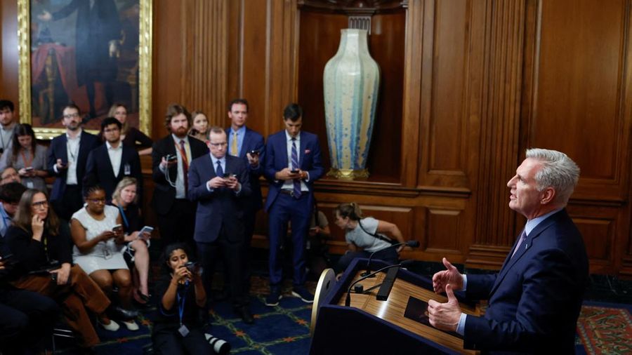 Mantan Ketua DPR Kevin McCarthy (R-CA) membawa sebuah kotak saat dia meninggalkan kantor Ketua DPR dan keluar dari US Capitol beberapa jam setelah digulingkan dari posisi Ketua melalui pemungutan suara di House of Perwakilan di Capitol Hill di Washington, AS 3 Oktober 2023. (REUTERS/Jonathan Ernst)