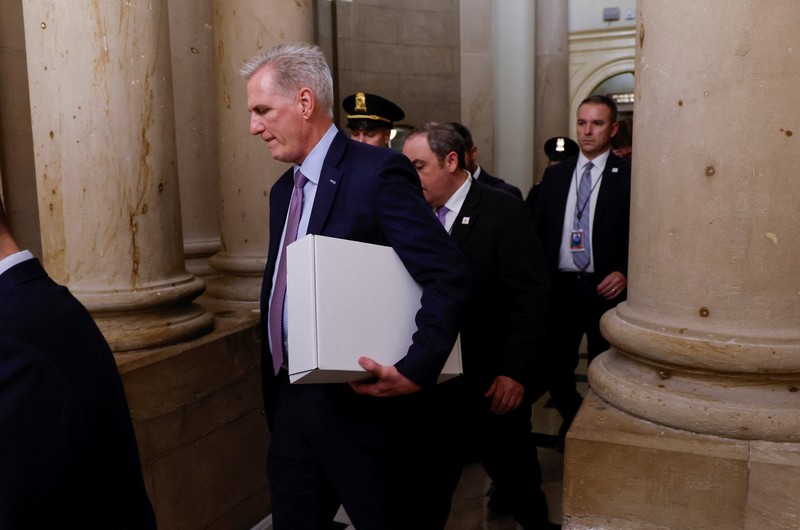 Mantan Ketua DPR Kevin McCarthy (R-CA) membawa sebuah kotak saat dia meninggalkan kantor Ketua DPR dan keluar dari US Capitol beberapa jam setelah digulingkan dari posisi Ketua melalui pemungutan suara di House of Perwakilan di Capitol Hill di Washington, AS 3 Oktober 2023. Mantan Ketua DPR Kevin McCarthy (R-CA) membawa sebuah kotak saat dia meninggalkan kantor Ketua DPR dan keluar dari US Capitol beberapa jam setelah digulingkan dari posisi Ketua melalui pemungutan suara di House of Perwakilan di Capitol Hill di Washington, AS 3 Oktober 2023. (REUTERS/Jonathan Ernst)