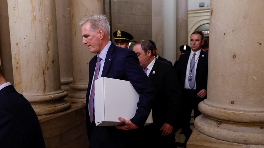Mantan Ketua DPR Kevin McCarthy (R-CA) membawa sebuah kotak saat dia meninggalkan kantor Ketua DPR dan keluar dari US Capitol beberapa jam setelah digulingkan dari posisi Ketua melalui pemungutan suara di House of Perwakilan di Capitol Hill di Washington, AS 3 Oktober 2023. (REUTERS/Jonathan Ernst)