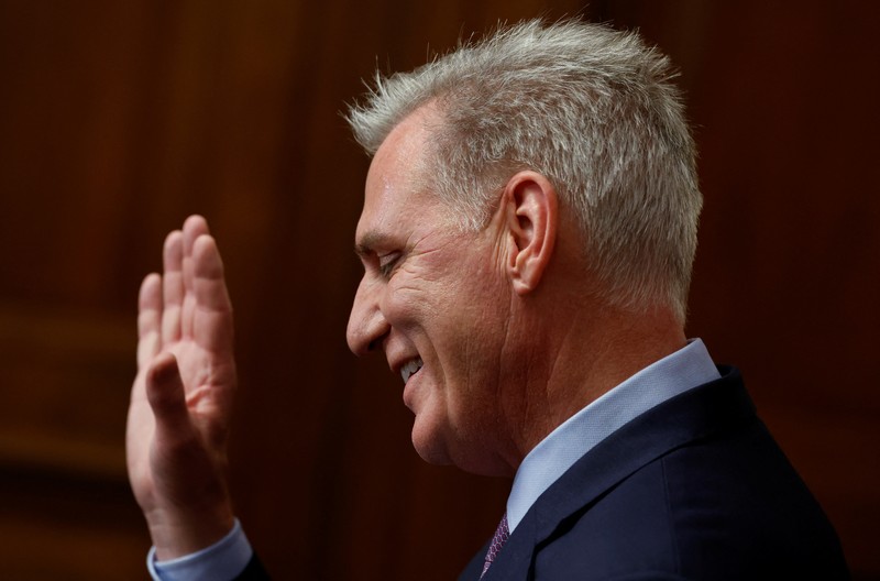 Mantan Ketua DPR Kevin McCarthy (R-CA) membawa sebuah kotak saat dia meninggalkan kantor Ketua DPR dan keluar dari US Capitol beberapa jam setelah digulingkan dari posisi Ketua melalui pemungutan suara di House of Perwakilan di Capitol Hill di Washington, AS 3 Oktober 2023. Mantan Ketua DPR Kevin McCarthy (R-CA) membawa sebuah kotak saat dia meninggalkan kantor Ketua DPR dan keluar dari US Capitol beberapa jam setelah digulingkan dari posisi Ketua melalui pemungutan suara di House of Perwakilan di Capitol Hill di Washington, AS 3 Oktober 2023. (REUTERS/Jonathan Ernst)