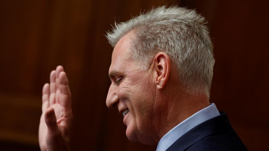 Mantan Ketua DPR Kevin McCarthy (R-CA) membawa sebuah kotak saat dia meninggalkan kantor Ketua DPR dan keluar dari US Capitol beberapa jam setelah digulingkan dari posisi Ketua melalui pemungutan suara di House of Perwakilan di Capitol Hill di Washington, AS 3 Oktober 2023. (REUTERS/Jonathan Ernst)