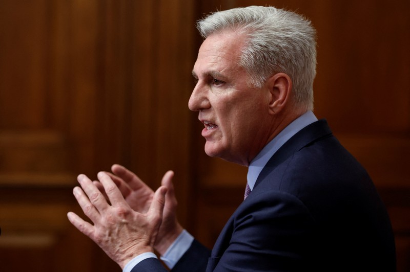 Mantan Ketua DPR Kevin McCarthy (R-CA) membawa sebuah kotak saat dia meninggalkan kantor Ketua DPR dan keluar dari US Capitol beberapa jam setelah digulingkan dari posisi Ketua melalui pemungutan suara di House of Perwakilan di Capitol Hill di Washington, AS 3 Oktober 2023. Mantan Ketua DPR Kevin McCarthy (R-CA) membawa sebuah kotak saat dia meninggalkan kantor Ketua DPR dan keluar dari US Capitol beberapa jam setelah digulingkan dari posisi Ketua melalui pemungutan suara di House of Perwakilan di Capitol Hill di Washington, AS 3 Oktober 2023. (REUTERS/Jonathan Ernst)