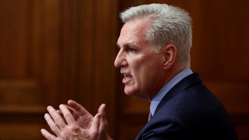 Mantan Ketua DPR Kevin McCarthy (R-CA) membawa sebuah kotak saat dia meninggalkan kantor Ketua DPR dan keluar dari US Capitol beberapa jam setelah digulingkan dari posisi Ketua melalui pemungutan suara di House of Perwakilan di Capitol Hill di Washington, AS 3 Oktober 2023. (REUTERS/Jonathan Ernst)
