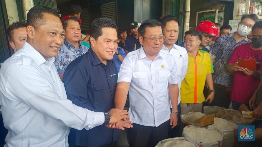 Menteri BUMN Erick Thohir bersama Dirut Bulog dan Kepala Bapanas meninjau Pasar Beras Induk Cipinang. (CNBC Indonesia/Martyasari Rizky)