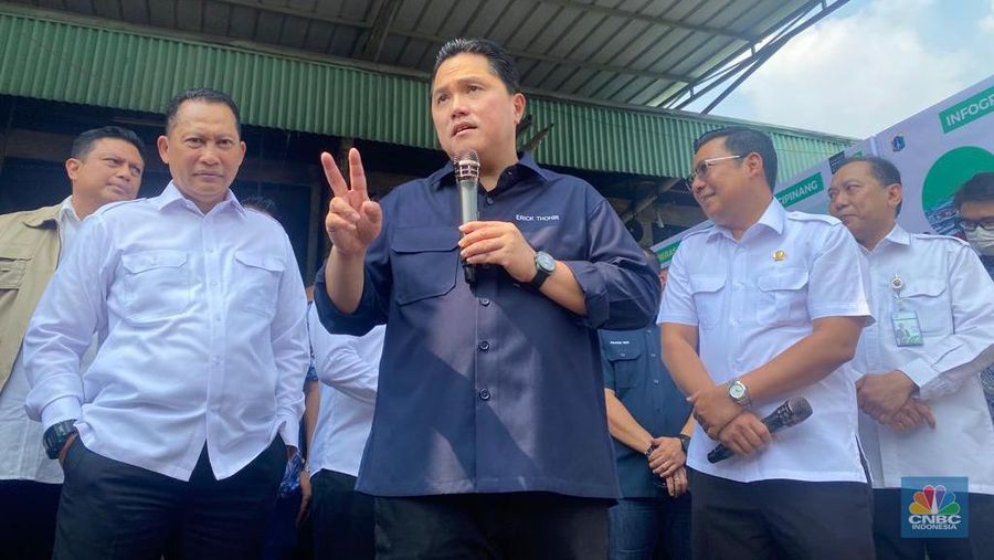 Menteri BUMN Erick Thohir bersama Dirut Bulog dan Kepala Bapanas meninjau Pasar Beras Induk Cipinang. (վ/Martyasari Rizky)