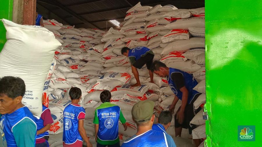 Menteri BUMN Erick Thohir bersama Dirut Bulog dan Kepala Bapanas meninjau Pasar Beras Induk Cipinang. (CNBC Indonesia/Martyasari Rizky)