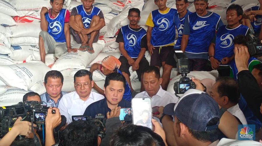 Menteri BUMN Erick Thohir bersama Dirut Bulog dan Kepala Bapanas meninjau Pasar Beras Induk Cipinang. (CNBC Indonesia/Martyasari Rizky)