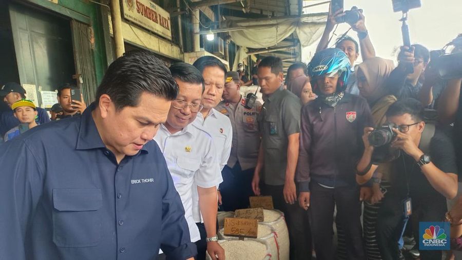 Menteri BUMN Erick Thohir bersama Dirut Bulog dan Kepala Bapanas meninjau Pasar Beras Induk Cipinang. (CNBC Indonesia/Martyasari Rizky)