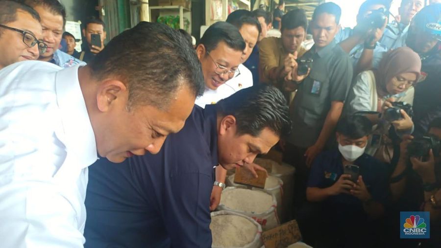 Menteri BUMN Erick Thohir bersama Dirut Bulog dan Kepala Bapanas meninjau Pasar Beras Induk Cipinang. (CNBC Indonesia/Martyasari Rizky)