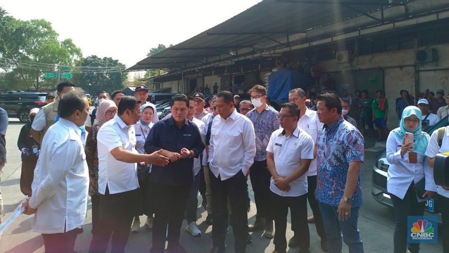 Menteri BUMN Erick Thohir bersama Dirut Bulog dan Kepala Bapanas meninjau Pasar Beras Induk Cipinang. (CNBC Indonesia/Martyasari Rizky)