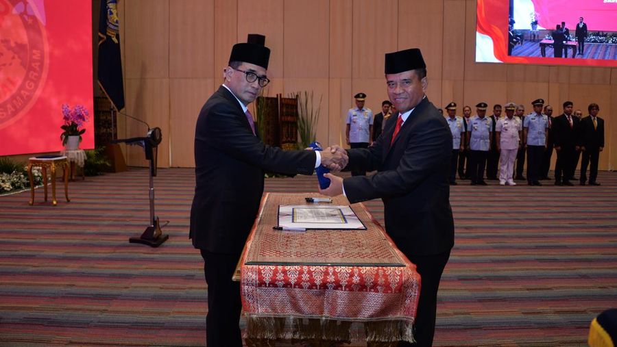 Menteri Perhubungan Budi Karya Sumadi resmi melantik Kepala Badan Nasional Pencarian dan Pertolongan (Basarnas) yang baru Marsekal Madya TNI Kusworo, menggantikan Marsekal Madya TNI (purn) Henri Alfiandi. Pelantikan tersebut dilakukan pada Rabu (4/10). (Dok. dephub.go.id)